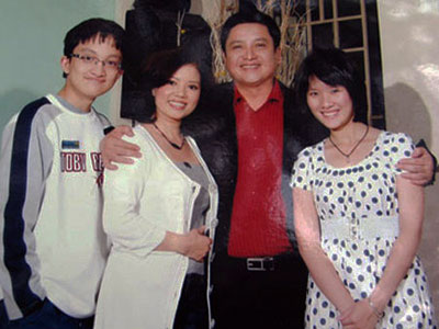 Gia đình NSƯT Chí Trung. Ảnh: VTC News
