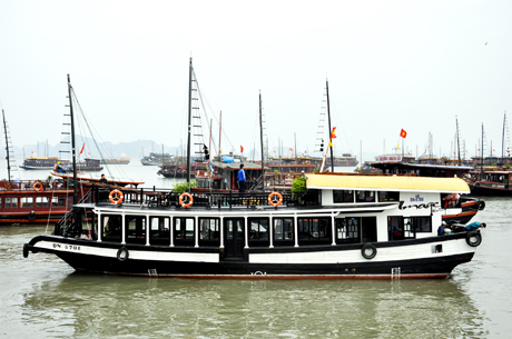 Sơn tàu màu trắng nhằm xây dựng thương hiệu cho du lịch Quảng Ninh và người được hưởng lợi đầu tiên chính là các doanh nghiệp.