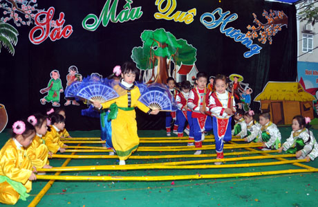 Ngoài biểu theo dõi văn nghệ các em thiếu nhi còn được tham gia chơi các trò chơi dân gian như nhảy sạp