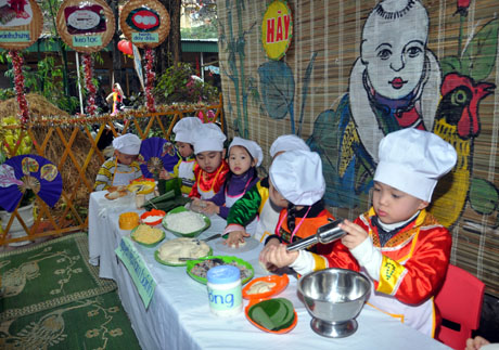 Bên trong mỗi gian hàng, các em học sinh được chơi trò gian dân gian, tham gia vào làm các sản phẩm truyền thống của dân tộc