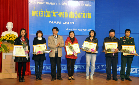 Đồng chí Trần Mạnh Hùng, Giám đốc Đài PTTH Quảng Ninh trao Giấy khen cho các cộng tác viên xuất sắc tại lễ tổng kết.
