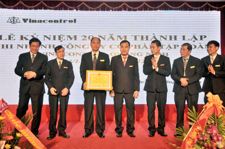 Ban lãnh đạo Vinacontrol Quảng Ninh đón nhận bằng khen của Bộ Công thương