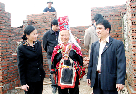 Đồng chí Đỗ Thị Hoàng, Phó Bí thư Thường trực Tỉnh uỷ (bên trái) kiểm tra việc xây dựng nhà ở cho người nghèo tại xã Yên Than, huyện Tiên Yên.