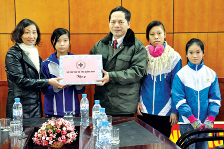 Đồng chí Vũ Hồng Hải, Chủ tịch Hội Chữ thập đỏ Quảng Ninh tặng quà cho Trung tâm Bảo trợ trẻ em có hoàn cảnh đặc biệt nhân dịp Tết Nhâm Thìn 2012. Ảnh: Hoàng Quý