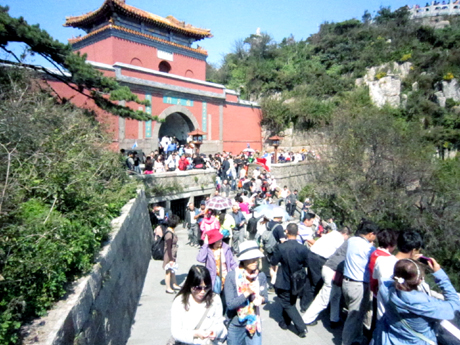 Người đi như nước trước cửa “Nam Thiên Môn” - nơi thờ Thái Sơn Thần chủ.