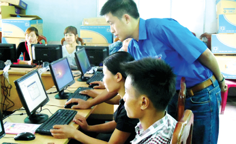 Đoàn viên Ngân hàng Nhà nước tỉnh hướng dẫn người dân, học sinh huyện Cô Tô làm quen với máy vi tính trong chương trình “Vì biển đảo quê hương” do Tỉnh Đoàn tổ chức.