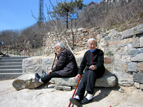 Với những người già, đặt chân lên Thái Sơn được xem như một ân huệ lớn nhất của tuổi tác.