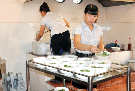 Chuẩn bị bữa ăn cho thợ lò tại Xí nghiệp Than Cao Thắng - Công ty Than Hòn Gai.
