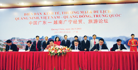 Doanh nghiệp Quảng Ninh (Việt Nam) và Quảng Đông (Trung Quốc) ký bản ghi nhớ hợp tác đầu tư, tại TP Quảng Châu tháng 3-2011.