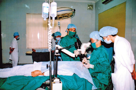 Phẫu thuật thay thuỷ tinh thể cho bệnh nhân bị đục thuỷ tinh thể tại Bệnh viện Đa khoa Đông Triều.