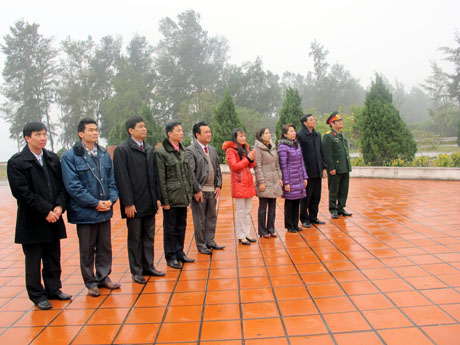 Các đồng chí lãnh đạo các ban, ngành của tỉnh dâng hương tại tượng đài Bác