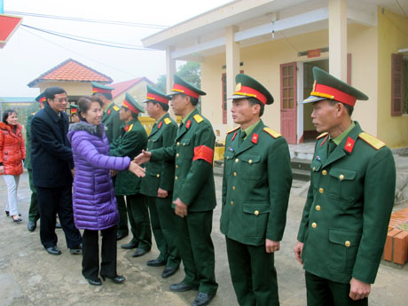 Đồng chí Lê Thị Bích Hường thăm và chúc Tết Ban chỉ huy quân sự huyện đảo Cô Tô