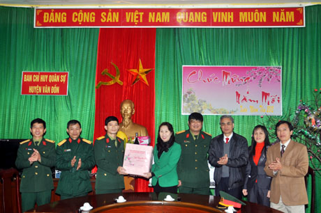 Đồng chí Lê Thị Bích Hường, Trưởng ban tổ chức Tỉnh ủy thăm và chúc tết cán bộ, chiến sỹ Ban chỉ huy quân sự huyện Vân Đồn