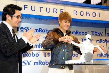 Justin Bieber giới thiệu về robot mRobo của Việt Nam.