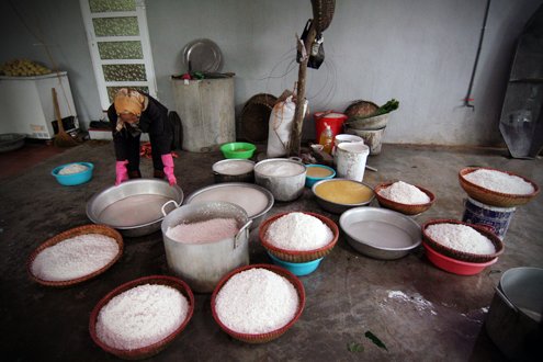 Sticky rice is bought from Hai Hau, which is famous for good rice.