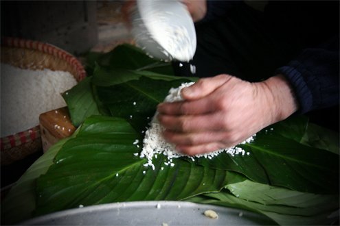 Normaly, banh chung are wrapped by frames to make the cakes square but Tra Khuc people do not use frames.