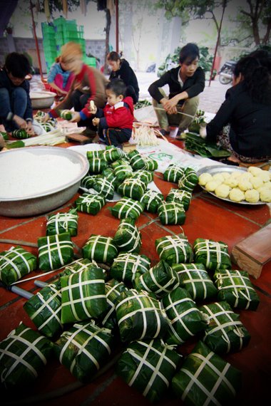 Without frames, banh chung are still square and have the same size.