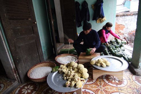 Mr. Xuan said that the most difficult step in making banh chung is wrapping and binding. The quality of banh chung depends on the boiling time.