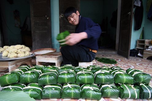 This year Xuan’s family produces several hundreds of banh chung more than last Tet to supply to Hanoi’s market. He will hire two workers to wrap banh chung on the 23rd of the 12th lunar month (the day the Kitchen Gods go to the heaven) to quickly fulfill orders.