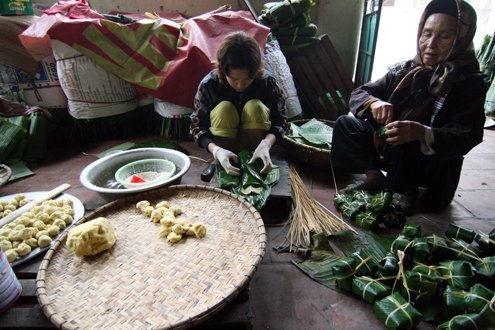 The elderly also make banh chung.