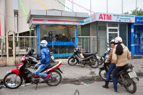 Vào dịp Tết, các điểm giao dịch ATM luôn trong tình trạng tắc nghẽn