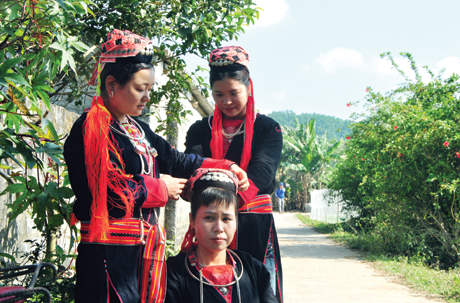 Thiếu nữ Dao Thanh Y xã Thượng Yên Công duyên dáng trong trang phục truyền thống.