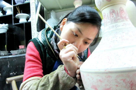 Vẽ thuê cho các lò chuyên sản xuất đồ phỏng cổ của phố Phàn Gia Tỉnh, một ngày cô gái này có thể kiếm 150 NDT là chuyện bình thường.