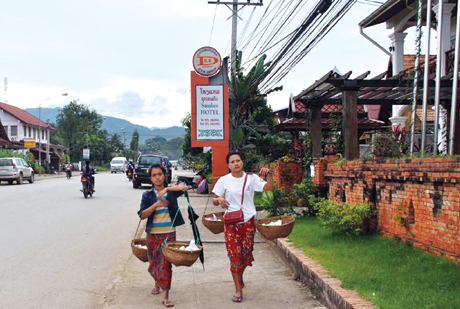 Ở Luông Prabang cũng có những gánh hàng rong bán cơm lam và rêu đá - đặc sản của Lào.