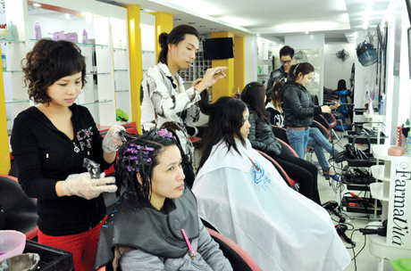 Chăm sóc tóc cho khách ở Salon tóc An Thoan (phường Trần Hưng Đạo, TP Hạ Long).