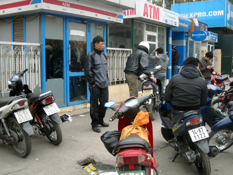 Giao dịch tại các máy ATM thời điểm áp Tết Nguyên đán luôn trong tình trạng quá tải.