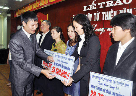 Ông Đỗ Văn Tính, Phó Giám đốc Công ty TNHH MTV Xổ số kiến thiết Quảng Ninh trao tiền ủng hộ của khách hàng trúng thưởng cho các quỹ xã hội từ thiện tỉnh.