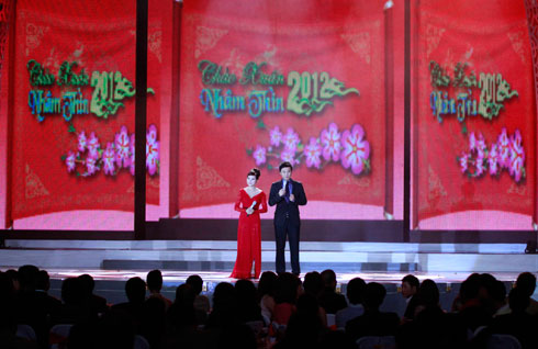 "Gala chào Xuân Nhâm Thìn" với sự dẫn dắt của MC Mỹ Lan - Khắc Nguyện.