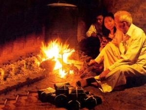 Bây giờ ở Hà Nội ít còn những gia đình gói và luộc bánh chưng như thế này. (Nguồn: Internet).