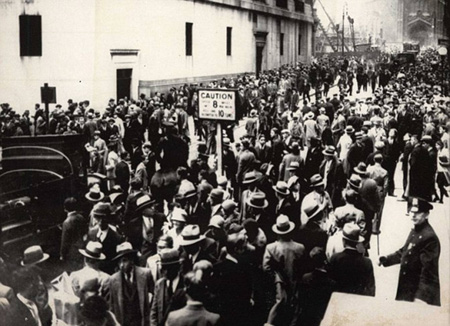 Phố Wall sụp đổ năm 1929: Cảnh tượng bên ngoài thị trường chứng khoán New York trong ngày xảy ra sự kiện.