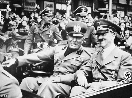 Trùm phát xít Italia Benito Mussolini với Hitler.
