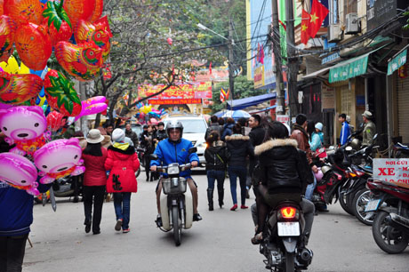 Ngay từ phía từ ngoài phố Long Tiên đã rất đông người dân nô nức đi lễ chùa đầu năm