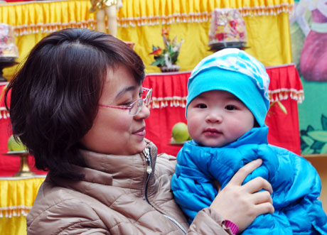 Bé theo mẽ đi lễ chùa 
