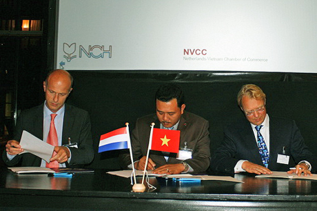 Doanh nhân Trần Hoà (giữa) trong lễ ký kết hợp đồng tại Hà Lan