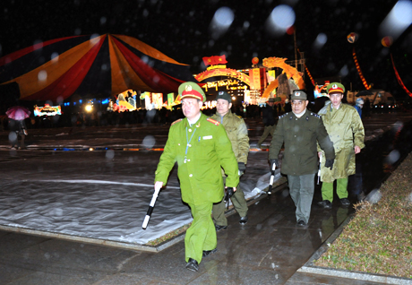 Công an tỉnh và TP Hạ Long làm nhiệm vụ đảm bảo ANTT tại Lễ hội “Mừng Đảng - Mừng Xuân” đêm giao thừa.