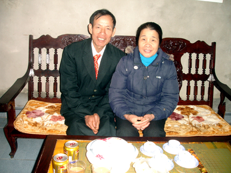 Vợ chồng anh Đặng Văn Khắc vui mừng đón Tết trong ngôi nhà “mái ấm công đoàn”.