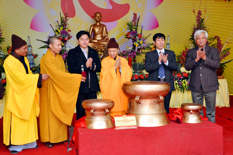 Nhà sử học Dương Trung Quốc (ngoài cùng, bên phải) đại diện Viện sử học Việt Nam trao tặng bộ trống đồng tại lễ khai mạc hội Xuân Yên Tử 2012