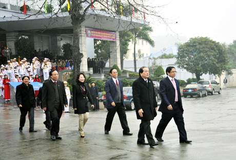 Đồng chí Phạm Minh Chính, bí thư Tỉnh ủy tỉnh Quảng Ninh; đồng chí Vũ Thị Thu Thủy, Phó chủ tịch UBND cùng các vị đại biểu dẫn đầu đoàn rước cờ.
