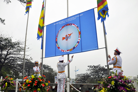 Lá cờ của Liên hoan Thơ Châu Á - Thái Bình Dương lần thứ nhất năm 2012 thể hiện cho sự đoàn kết, quyết tâm cho sự phát triển chung của thơ ca khu vực được trang trọng kéo lên trong sự chứng kiến của đông đảo các nhà thơ trong nước và quốc tế.