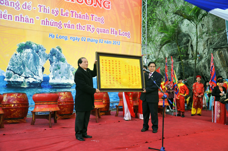 Đồng chí Phạm Minh Chính trao tặng bản sao của bài thơ cổ hoàng đế - thi sĩ Lê Thánh Tông đã khắc trên vách núi Bài Thơ cho Hội nhà văn Việt Nam. Và cùng các vị đại biểu dâng hương di tích bài thơ cổ.