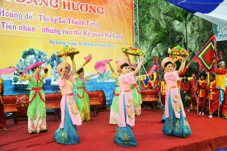 Đội nghi thức Đội Cung Văn hóa thiếu nhi thành phố Hạ Long, sinh viên trường CĐ VHNT và DL Hạ Long cùng Đoàn Chèo Quảng Ninh đã tham gia phục vụ tích cực cho hai buổi Lễ.