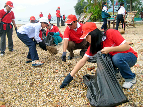 Hội Chữ thập đỏ TP Hạ Long tham gia thu gom rác tại khu vực Bãi tắm thanh niên, phường Bãi Cháy (TP Hạ Long).