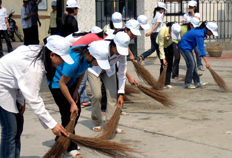 Học sinh, sinh viên Trường Cao đẳng Y tế Quảng Ninh quét dọn, vệ sinh môi trường khu vực cổng trường học ở phường Hồng Hải (TP Hạ Long).