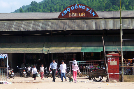 Chợ Đồng Văn (Bình Liêu), nơi diễn ra các hoạt động thương mại biên giới khá sôi động.