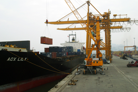 Quy hoạch hệ thống cảng biển đang được triển khai thực hiện khá tốt trong thời gian qua. Trong ảnh: Bốc xếp hàng container tại Cảng Quảng Ninh.