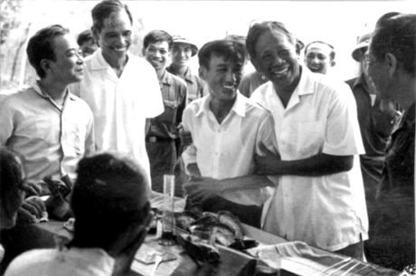 Đồng chí Tổng Bí thư Lê Duẩn thăm đảo Cô Tô (năm 1977).                                                                                            Ảnh: (Tư liệu)